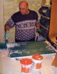 Sergio che si prepara a dipingere